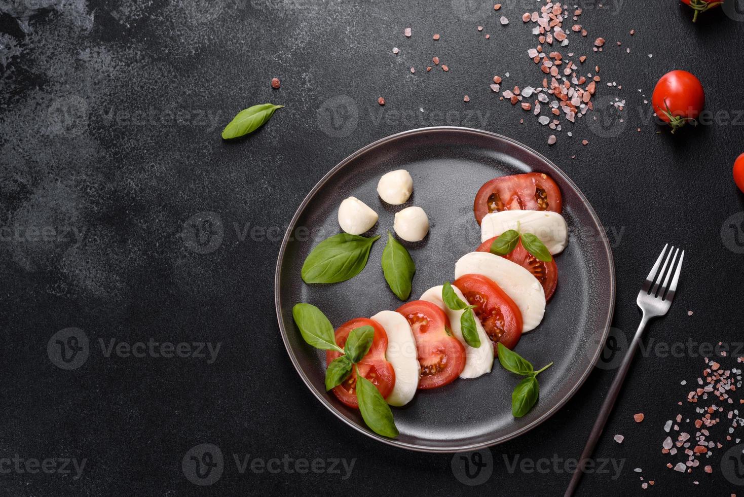 salade caprese italienne avec tomates tranchées, fromage mozzarella photo