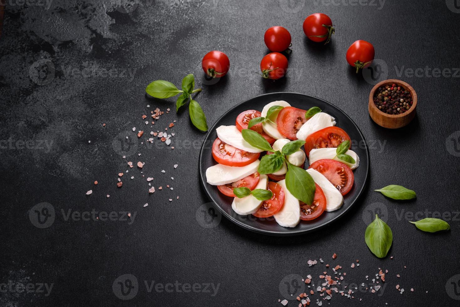 salade caprese italienne avec tomates tranchées, fromage mozzarella photo