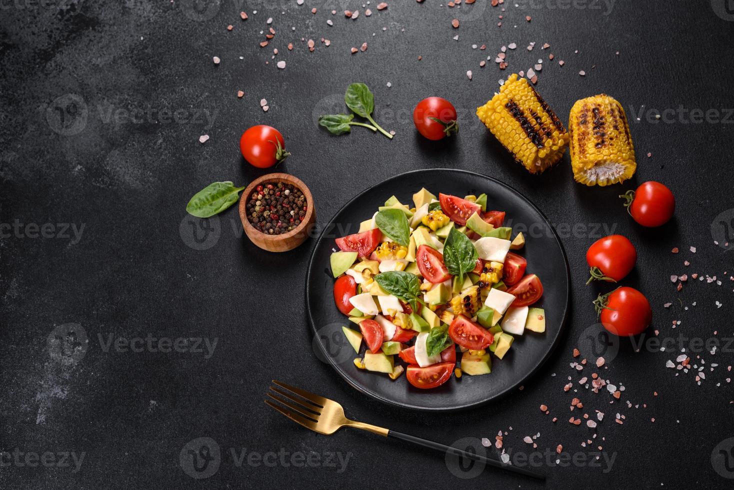 délicieuse salade fraîche avec tomates, avocat, fromage et maïs grillé photo