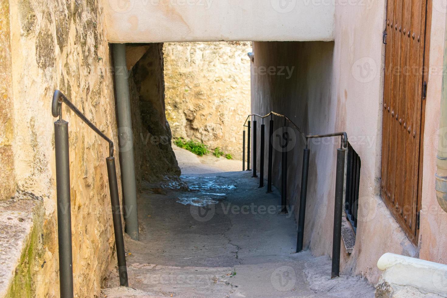 passage en pierre dans les rues d'une cité médiévale photo