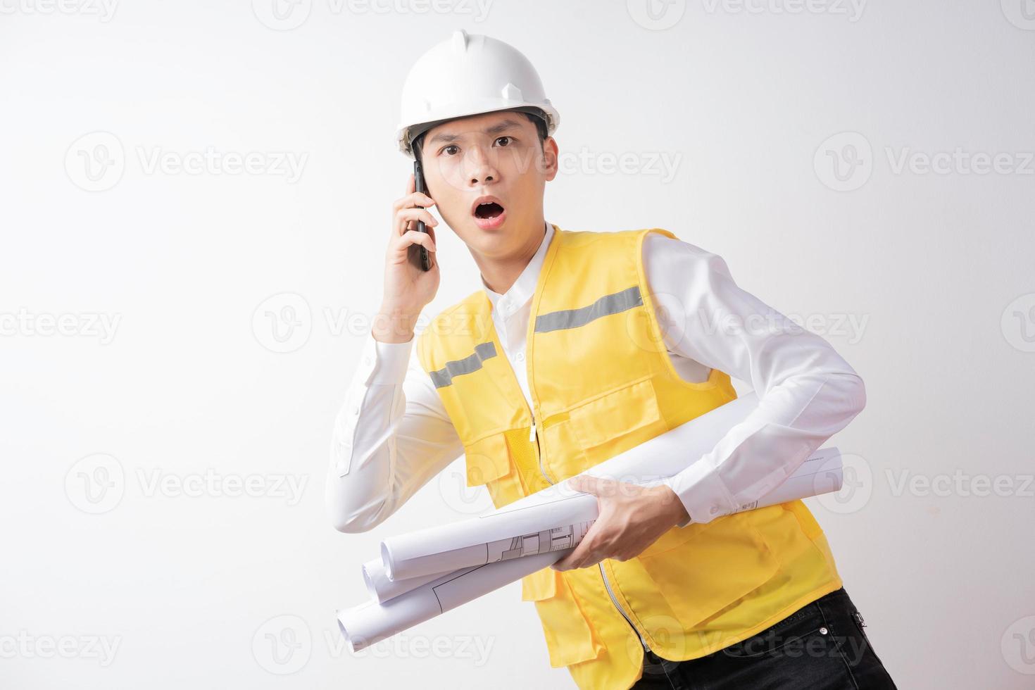 portrait d'un ingénieur en construction masculin avec expression photo