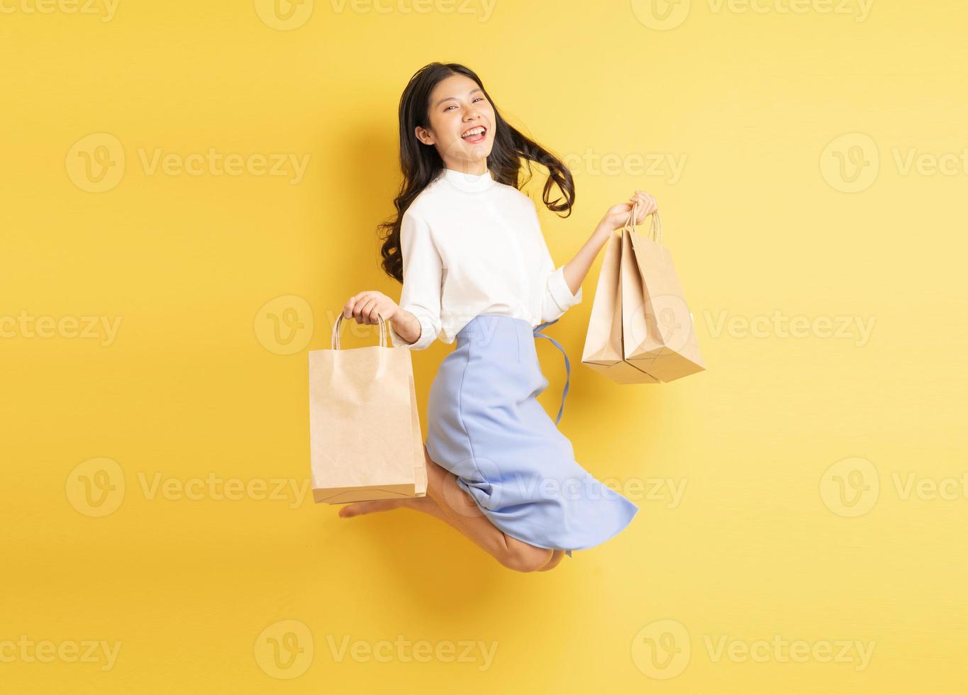 jeune fille tenant un sac à provisions photo