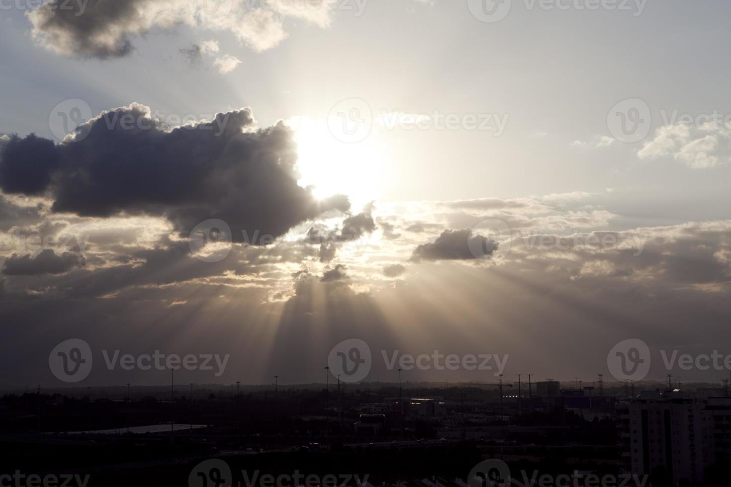 un coucher de soleil fou en israël vue sur la terre sainte photo