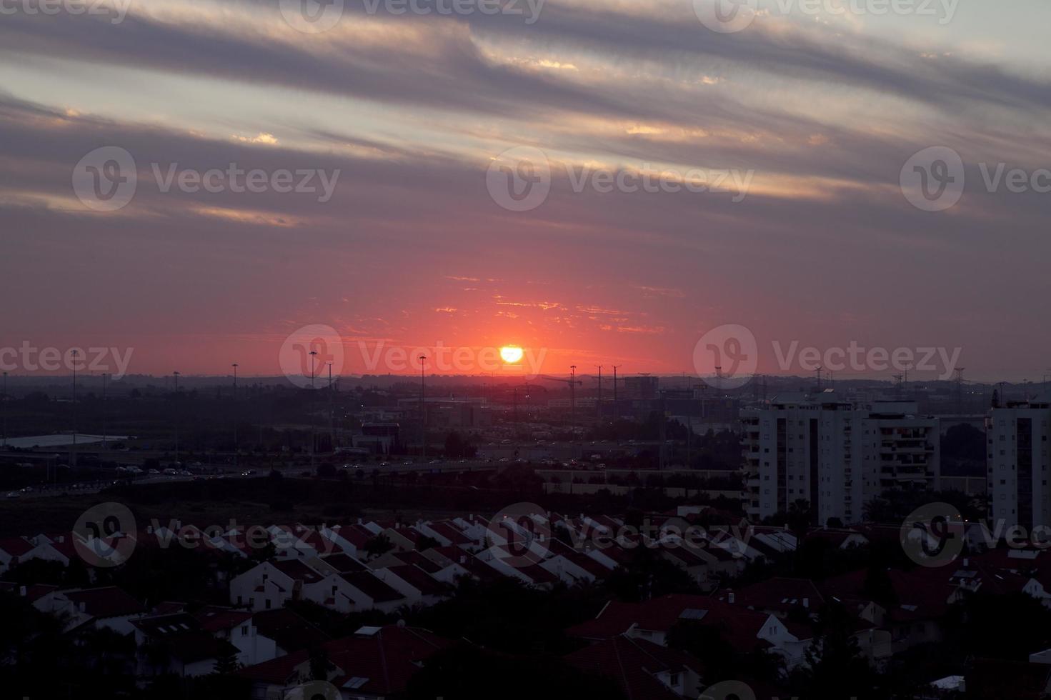 un coucher de soleil fou en israël vue sur la terre sainte photo