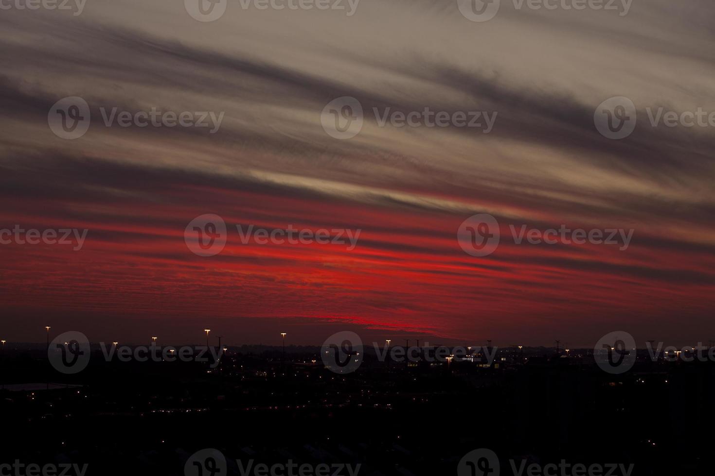 un coucher de soleil fou en israël vue sur la terre sainte photo