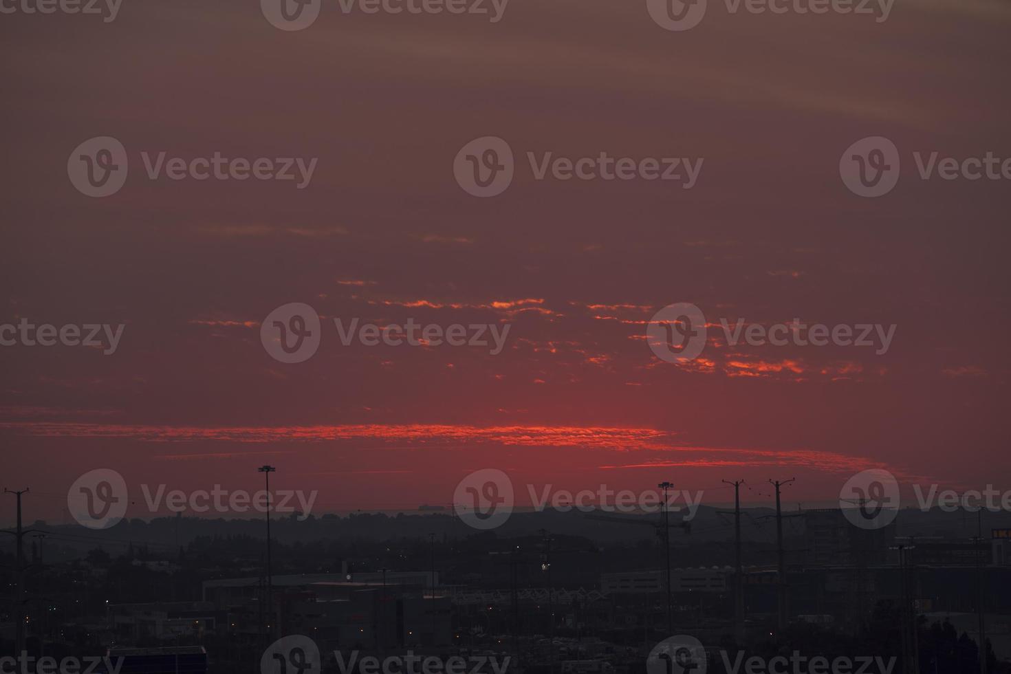 un coucher de soleil fou en israël vue sur la terre sainte photo