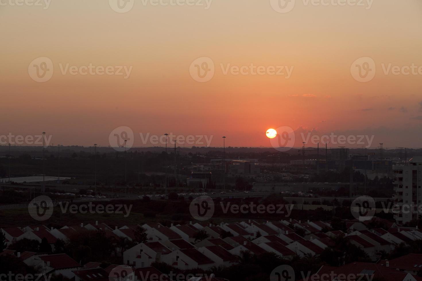 un coucher de soleil fou en israël vue sur la terre sainte photo