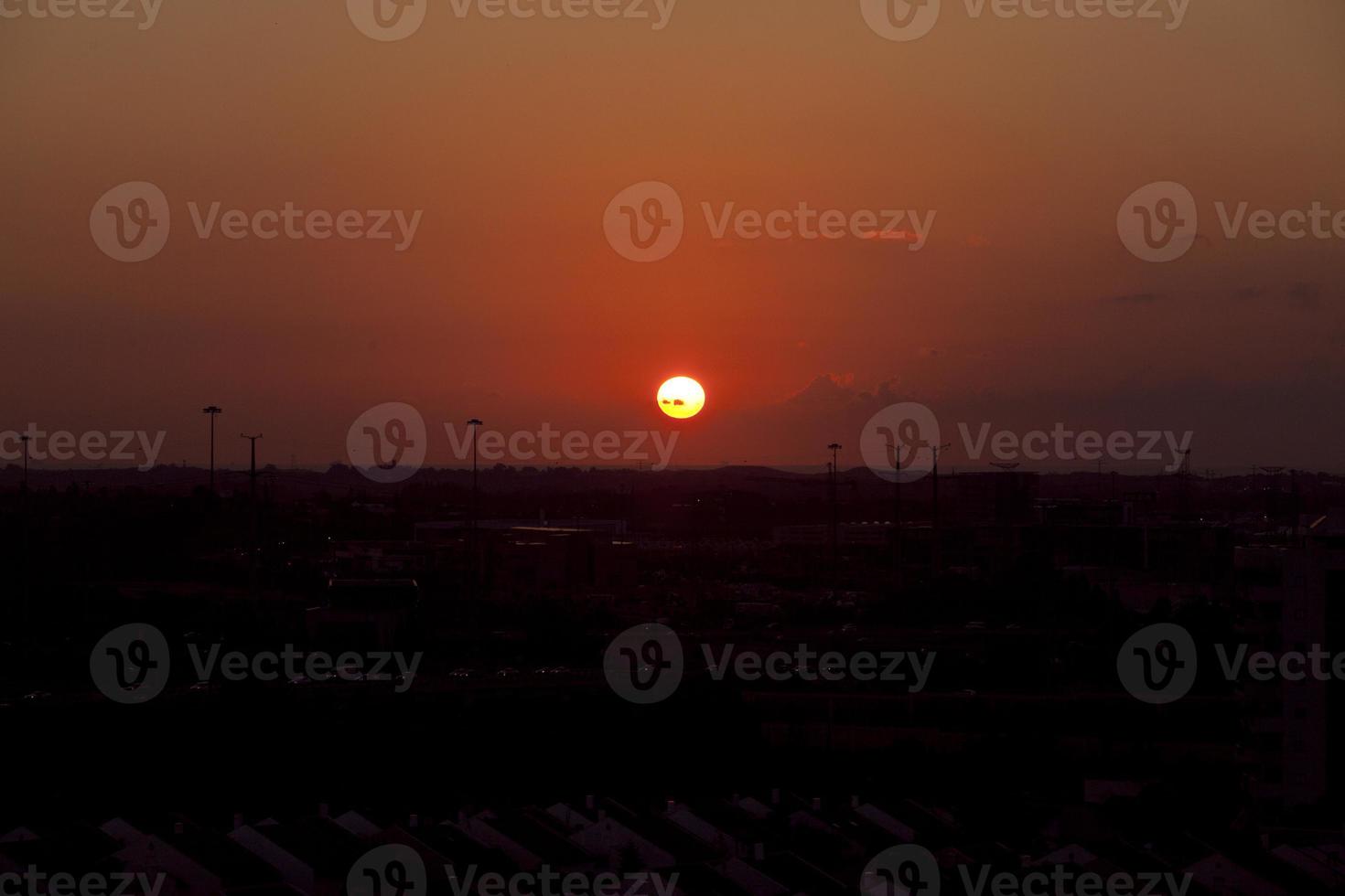 un coucher de soleil fou en israël vue sur la terre sainte photo