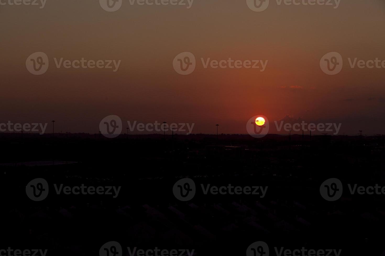 un coucher de soleil fou en israël vue sur la terre sainte photo