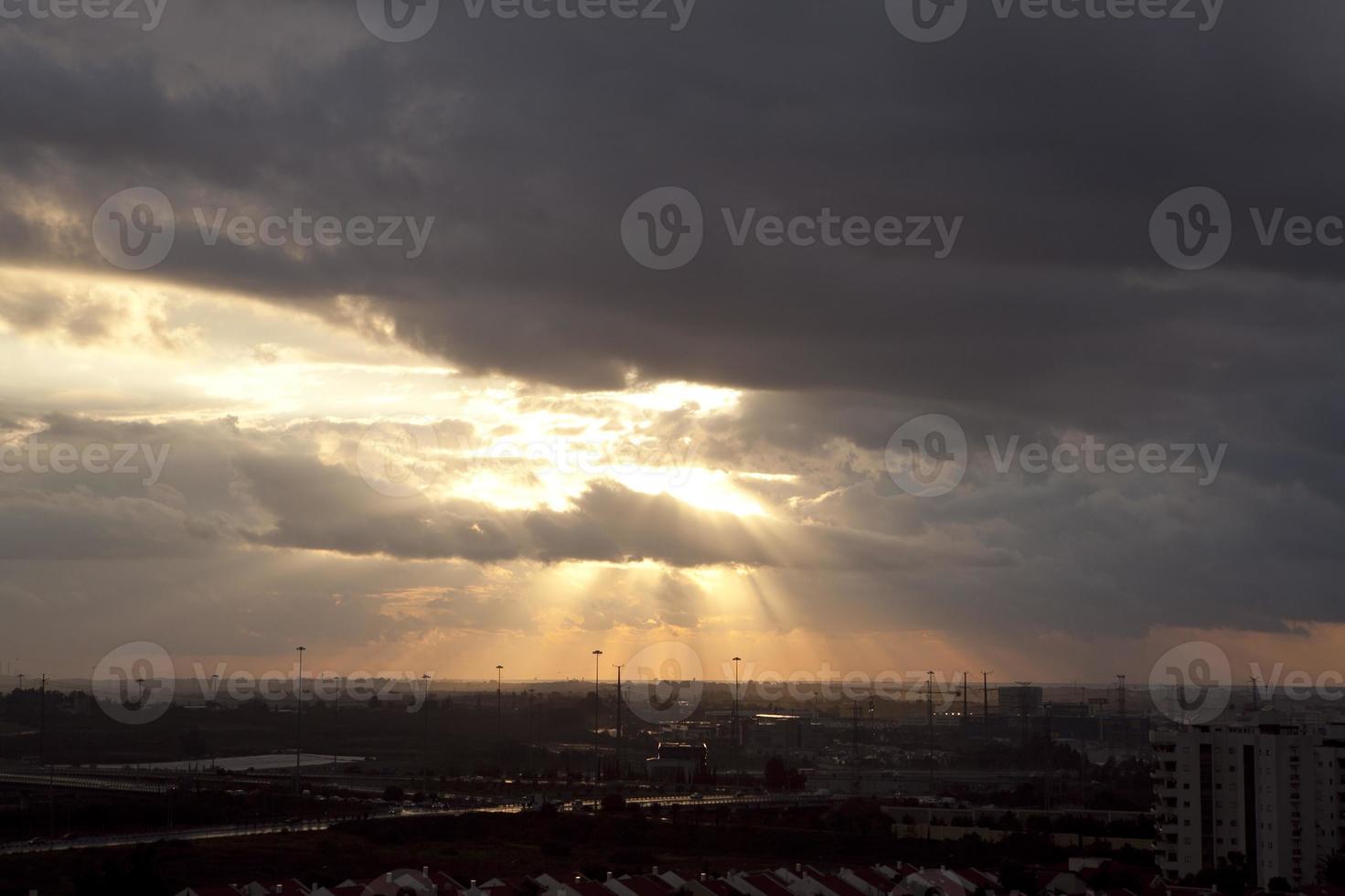 un coucher de soleil fou en israël vue sur la terre sainte photo