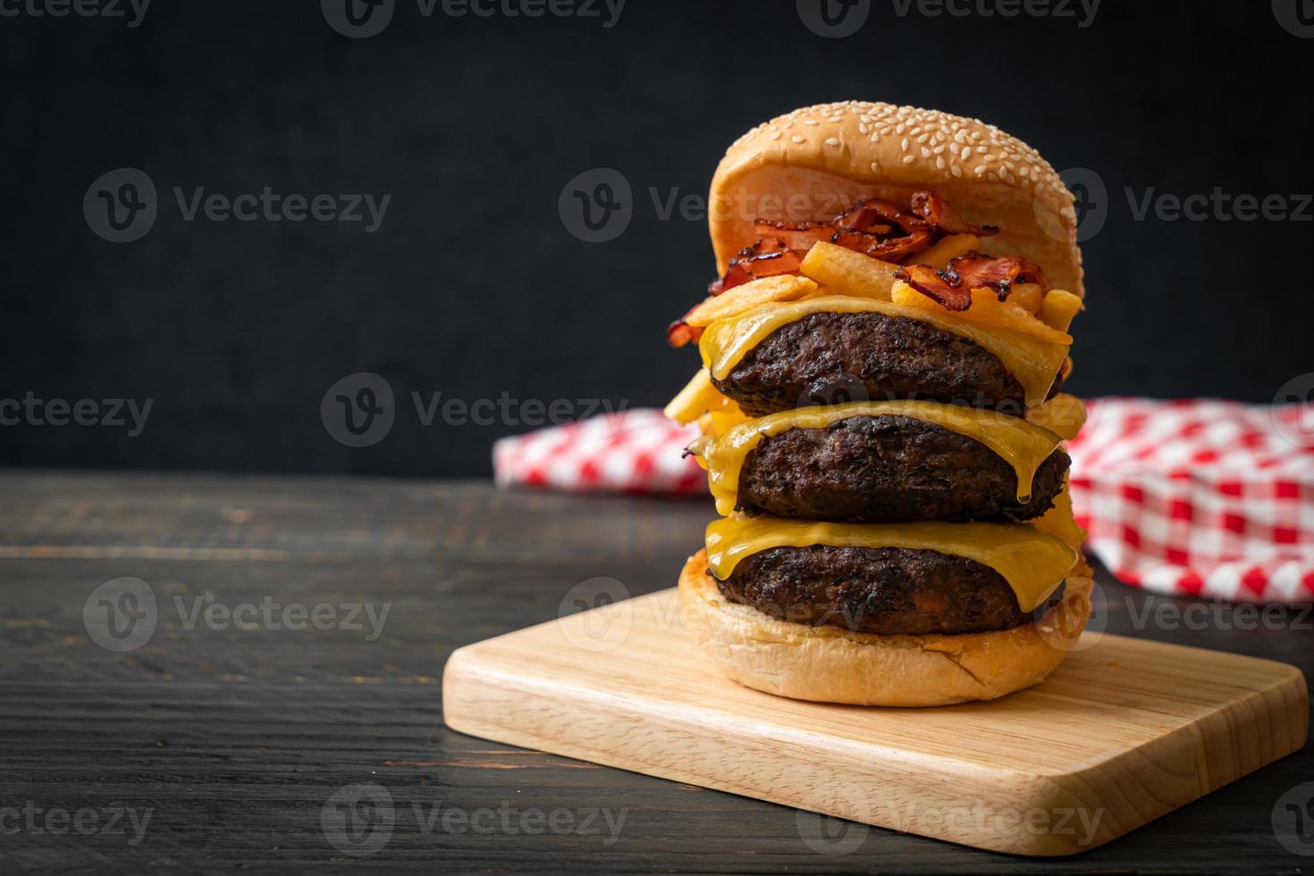 hamburgers ou hamburgers au bœuf avec fromage, bacon et frites - style de nourriture malsaine photo