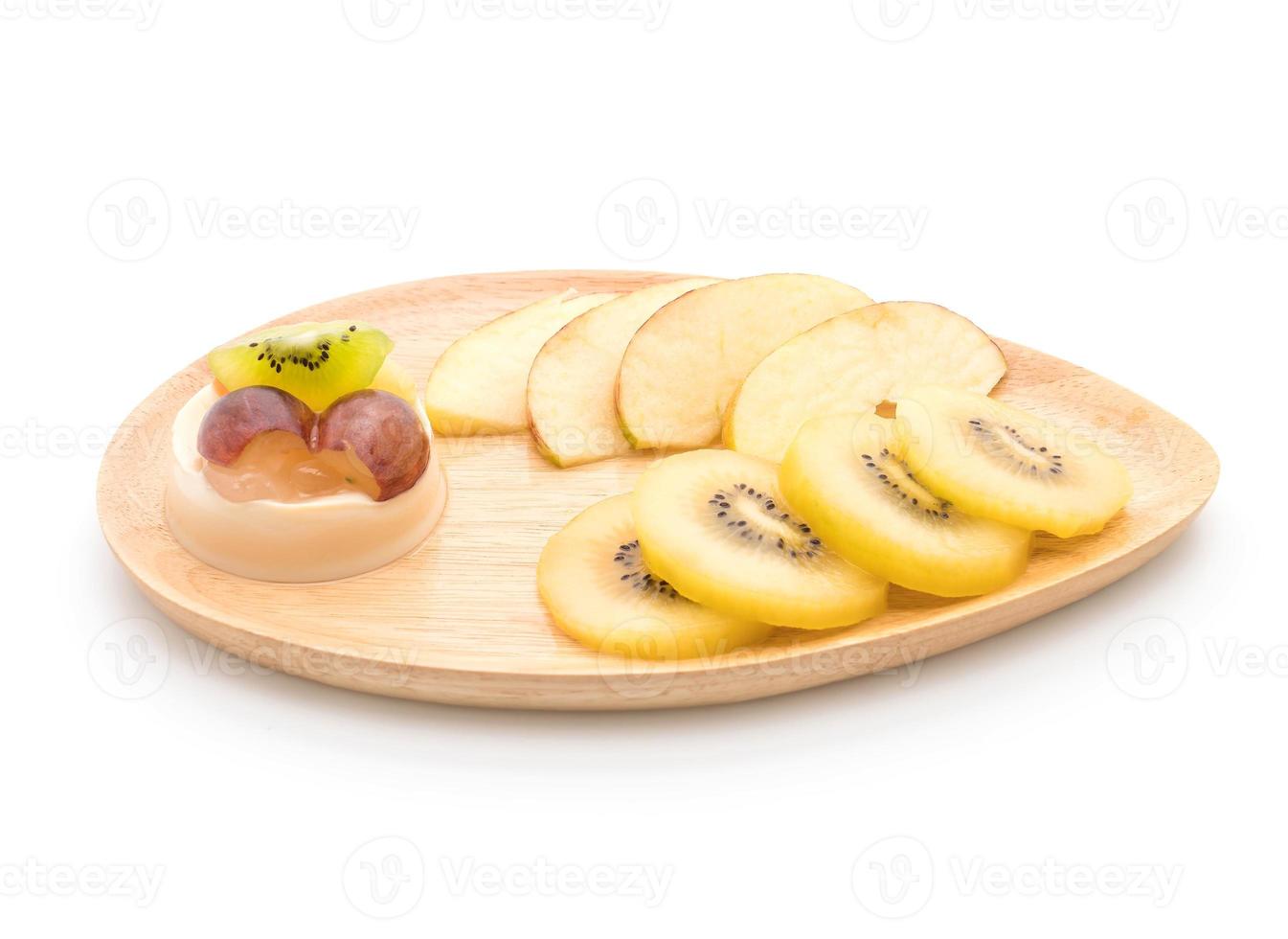 Pudding fruits avec kiwi et pomme sur fond blanc photo