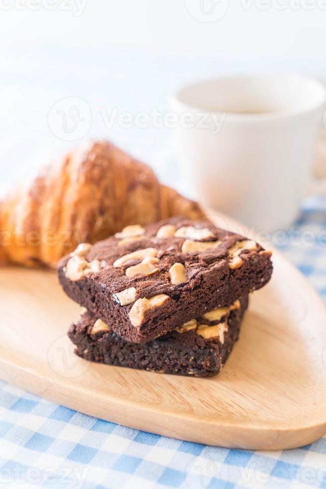 croissant et brownies sur table photo