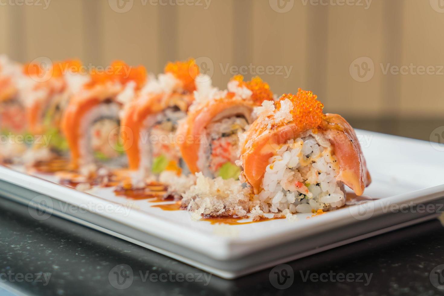 rouleaux de sushi au saumon - cuisine japonaise photo