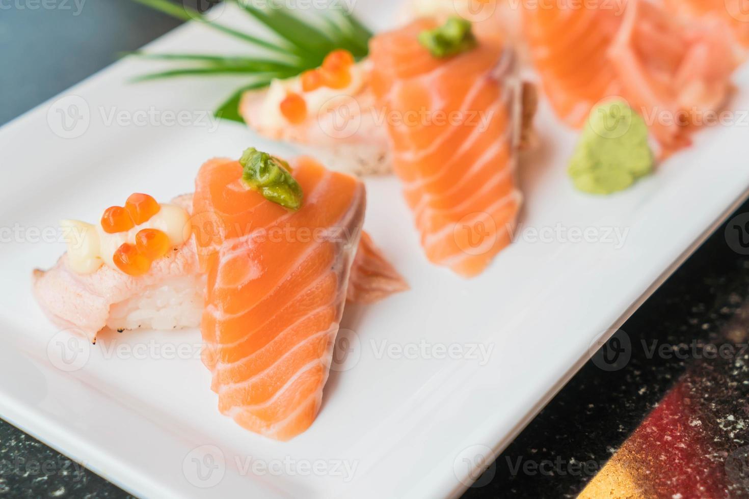 rouleaux de sushi au saumon - cuisine japonaise photo