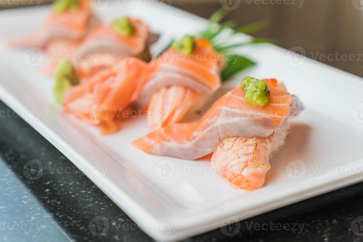 rouleaux de sushi au saumon - cuisine japonaise photo