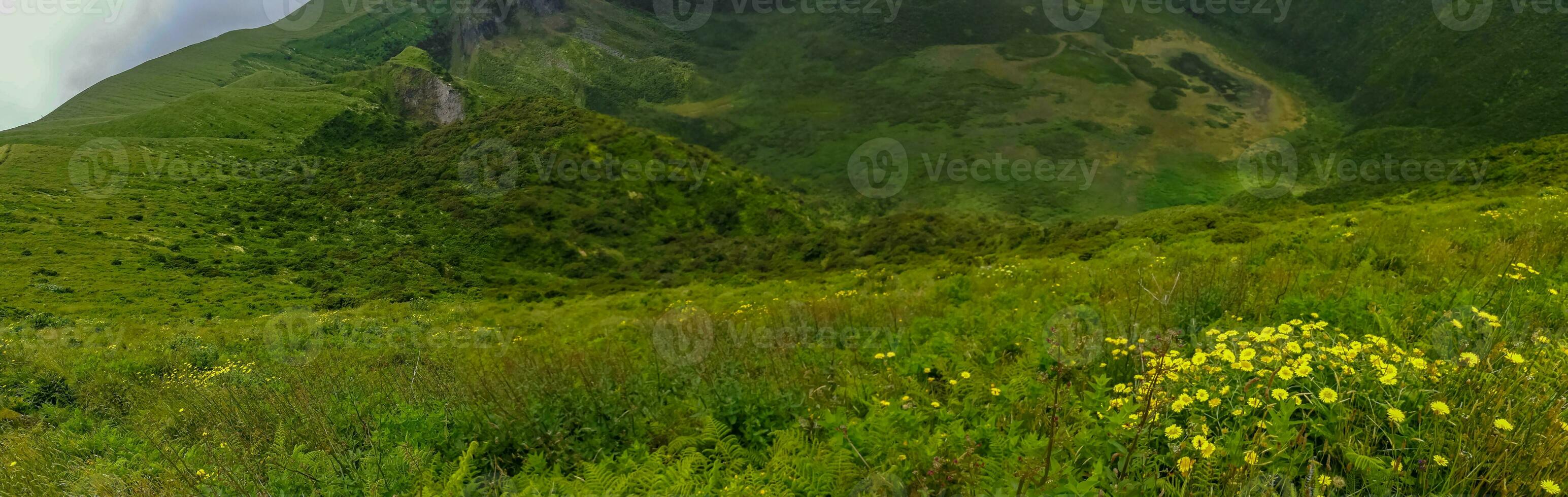 volcanique caldeira dans faial île, Açores photo