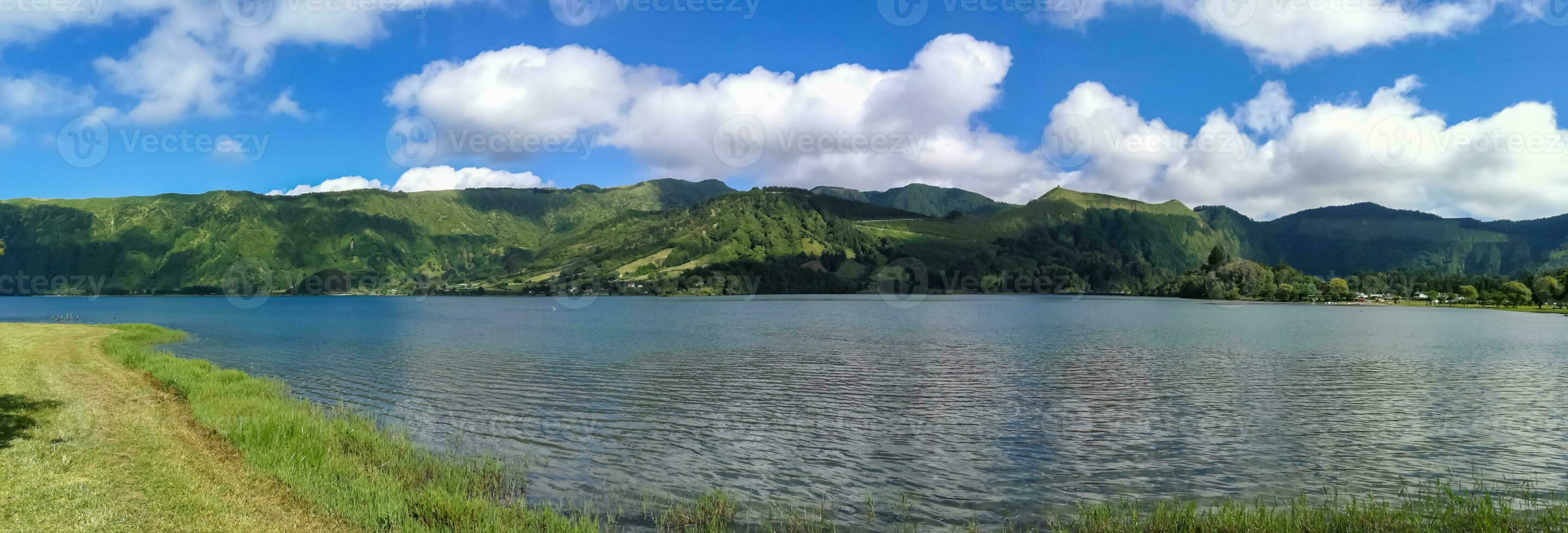 Lagoa das sete cidades est situé sur le île de sao miguel, Açores et est caractérisé par le double coloration de ses des eaux, dans vert et bleu photo