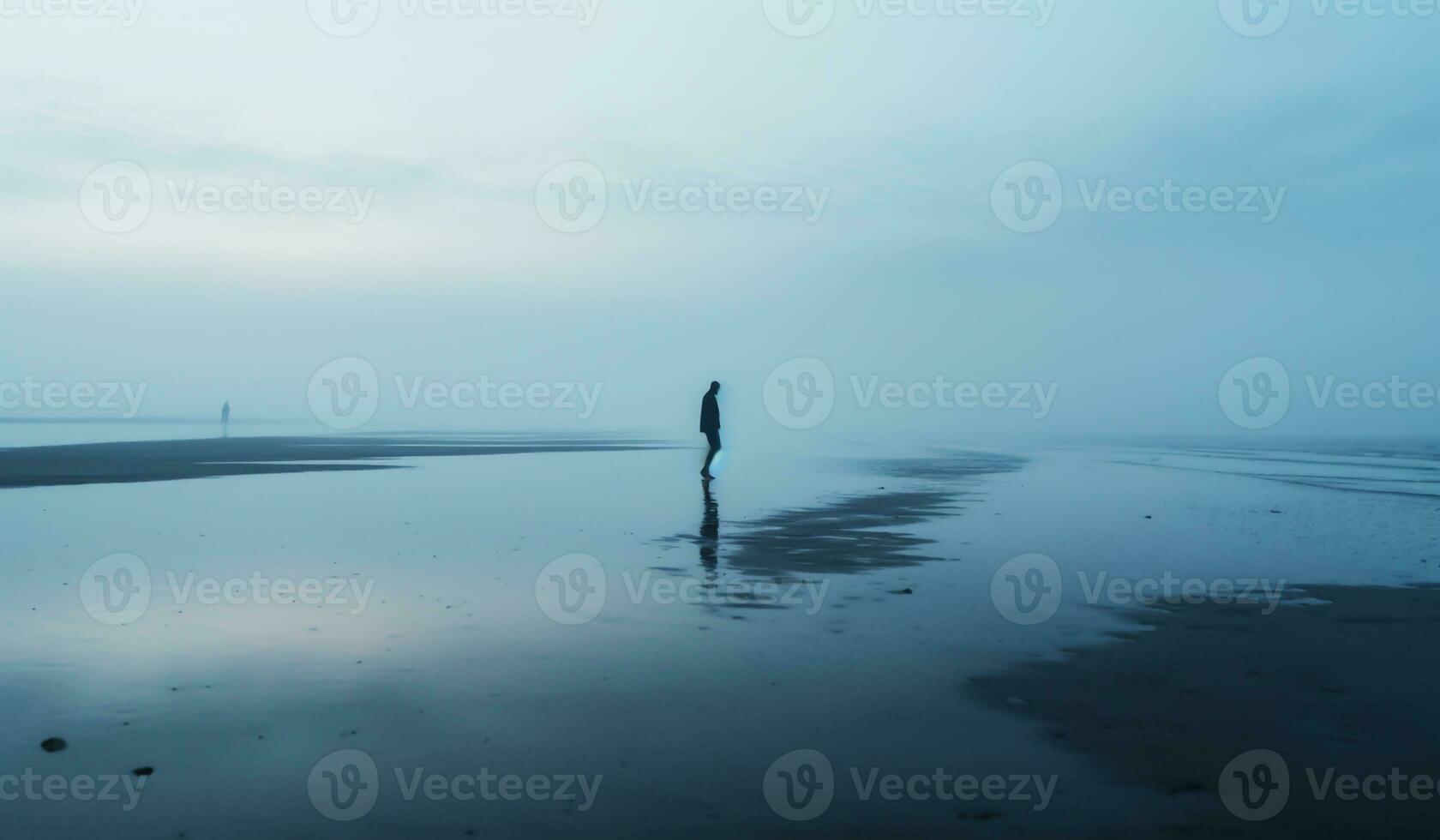 brumeux paysage avec silhouette de une la personne en marchant le long de le plage. ai généré photo