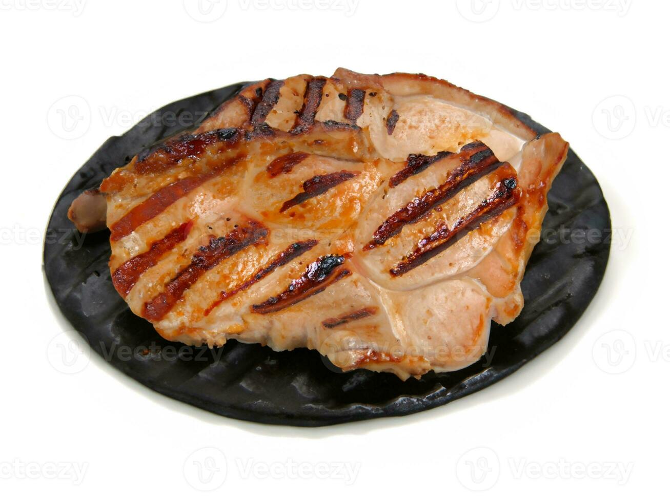 grillé porc steak avec épices isolé sur noir Contexte. photo