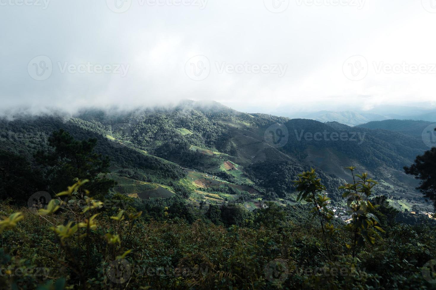 montagnes et villages ruraux sous la pluie photo