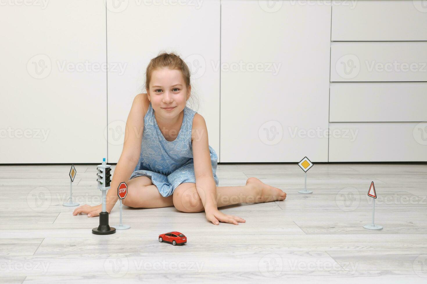 Père Mère Et Enfant Fille Sourire S'amuser Assis Dans Une Voiture Blanche  Compacte Regarder Par La Fenêtre Photo stock - Image du concept, verticale:  274549052