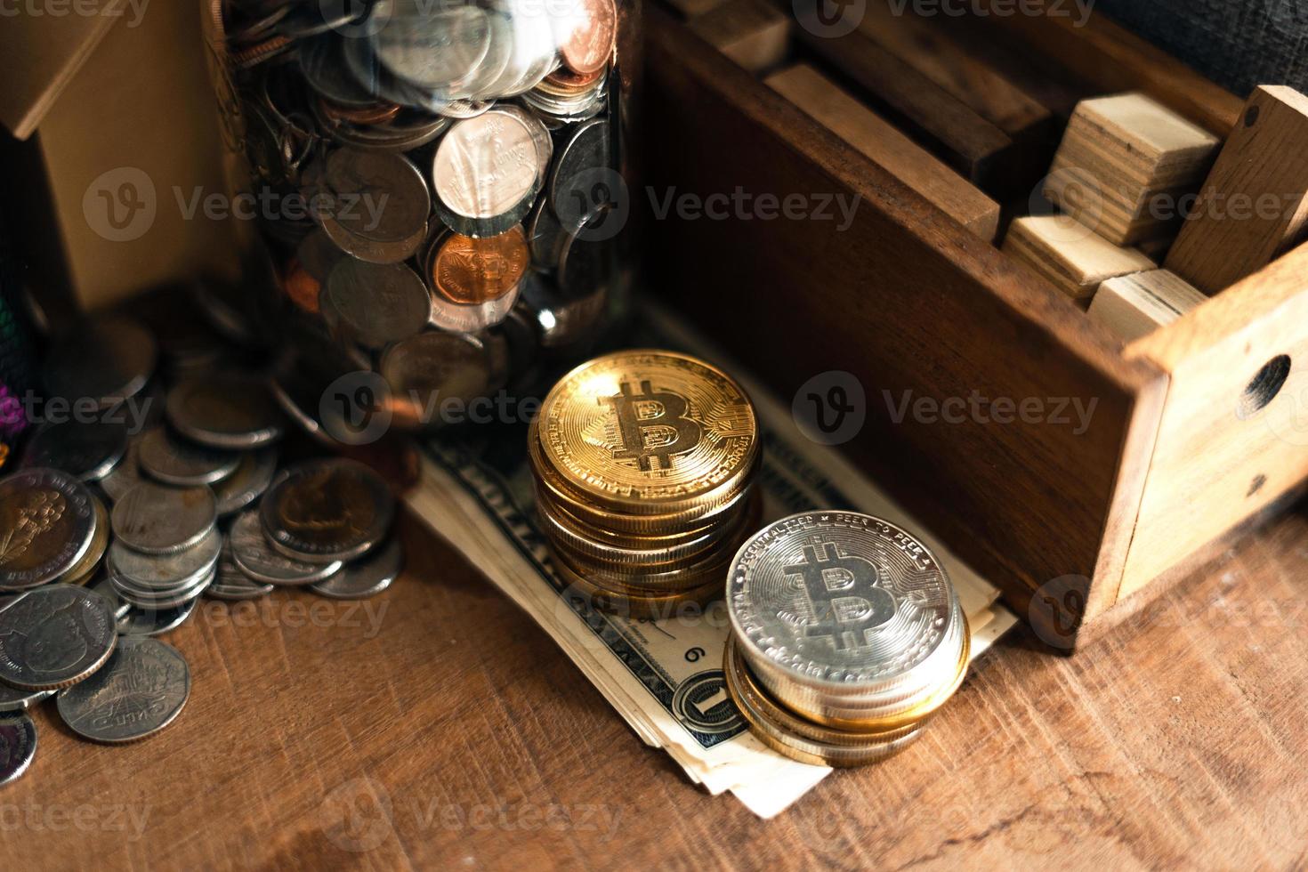 bitcoins d'or placés sur un bureau en bois photo