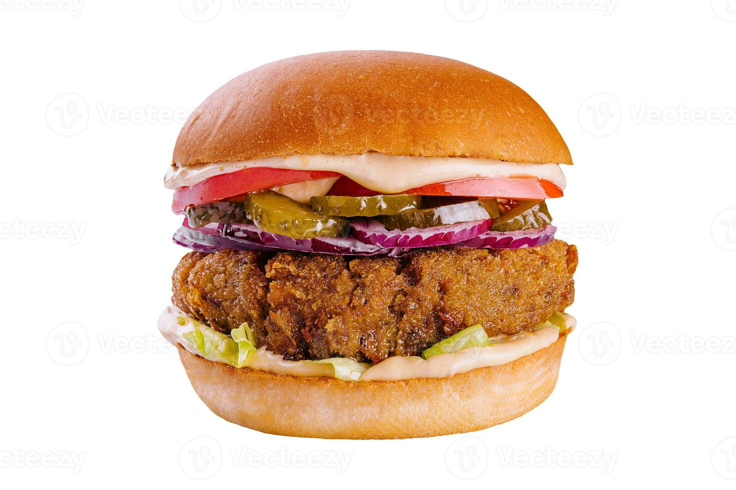cheeseburger avec du boeuf petit pâté, cornichons, fromage, tomate, oignon, salade et ketchup moutarde isolé sur blanc Contexte photo