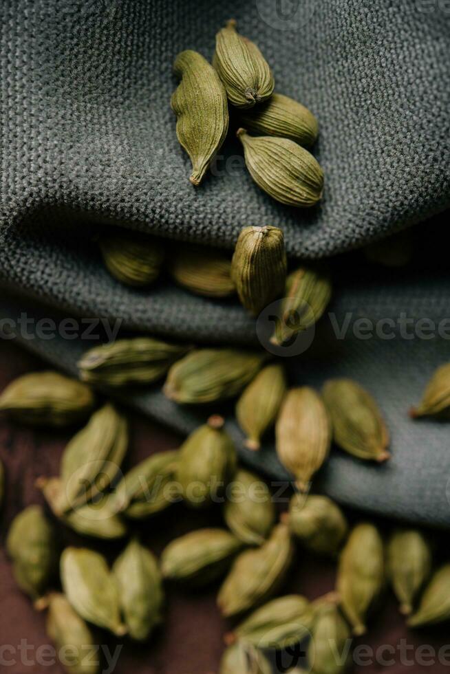 vert aromatique cardamome sur en tissu proche en haut photo