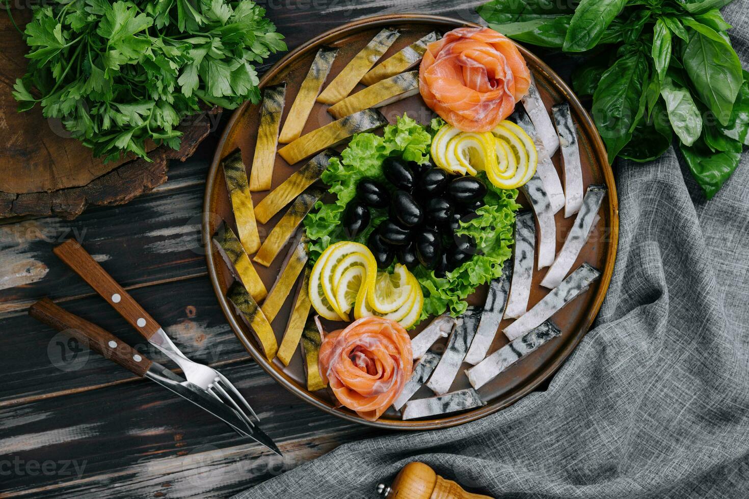 une composition avec fumé hareng pièces avec des légumes sur assiette photo