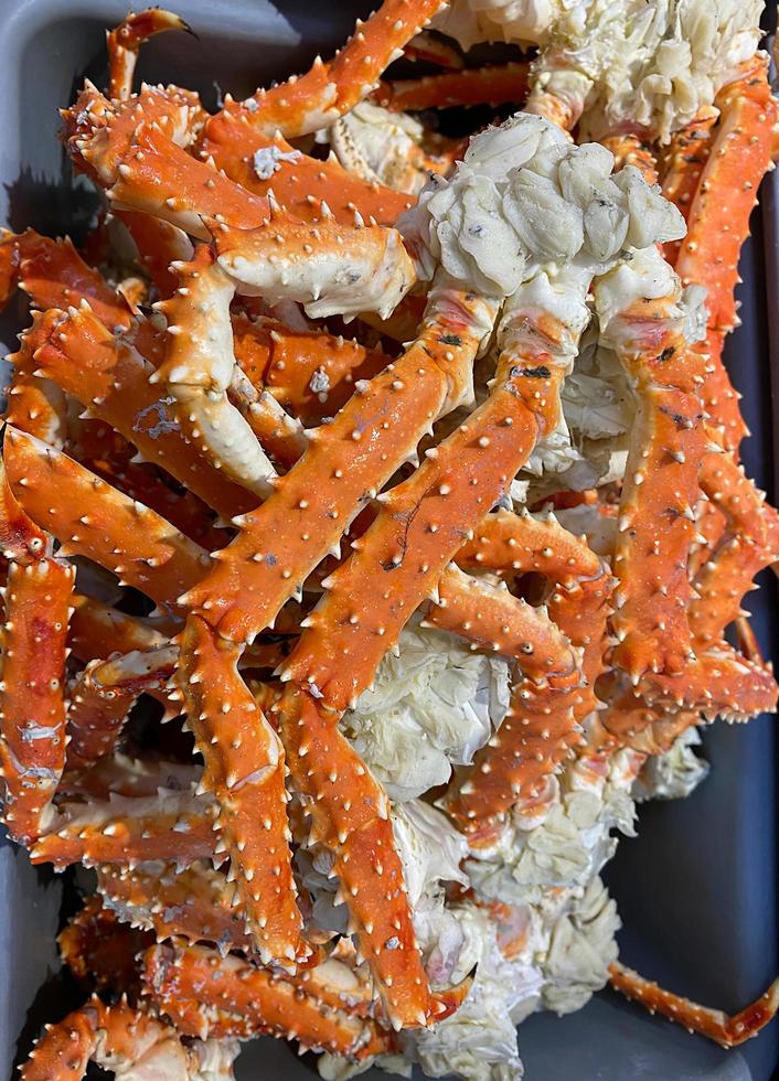 fond naturel avec des pinces bouillies de crabe du kamtchatka photo