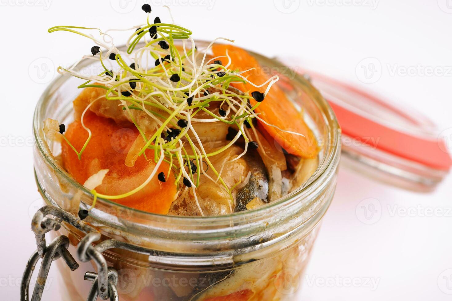 tranches de hareng avec épices dans une verre pot photo