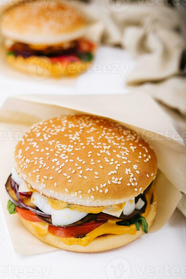 végétalien légumes Hamburger avec écrou sauce et croustillant cuit aubergines photo