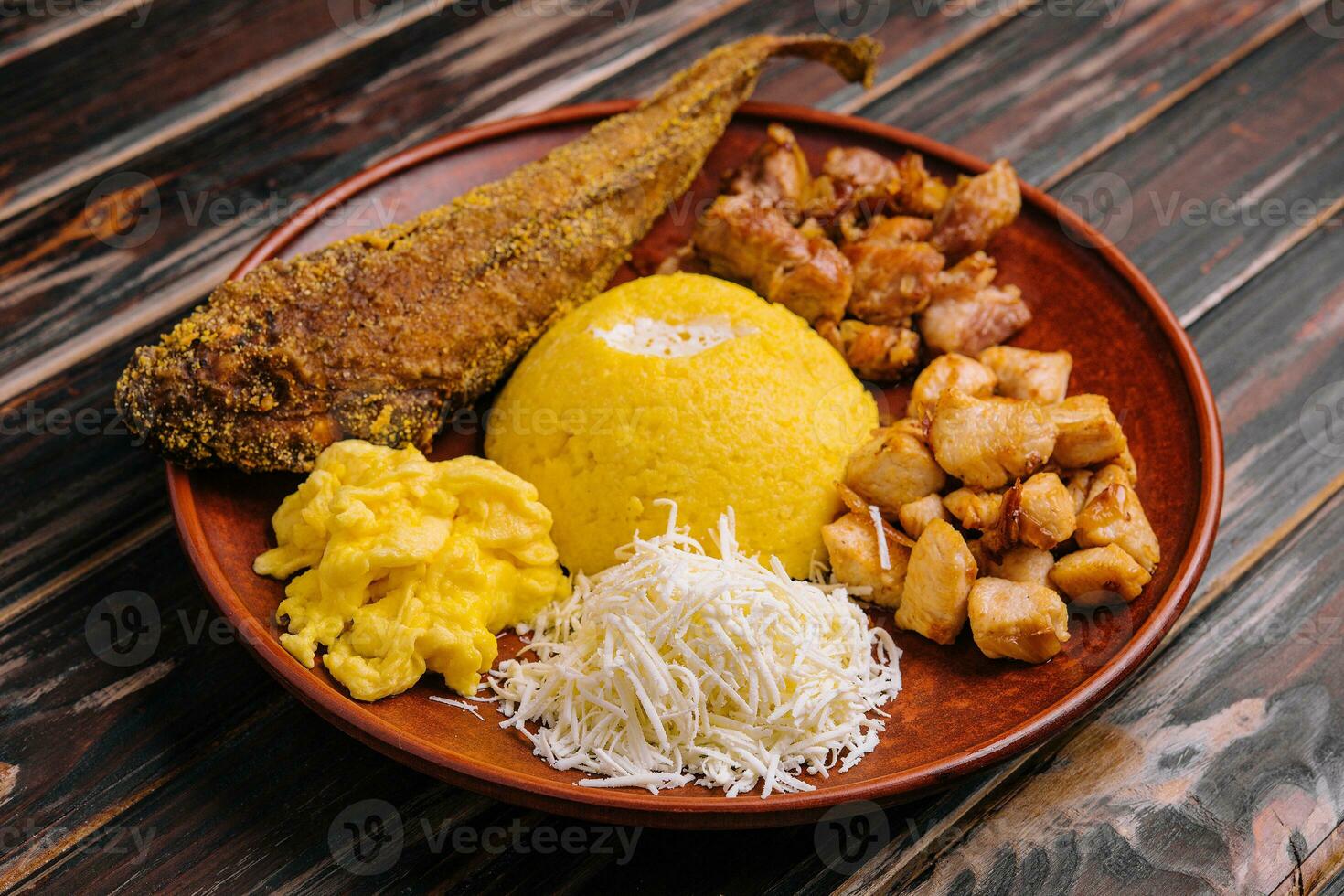 traditionnel moldave hominy bouillie sur sur une céramique assiette photo