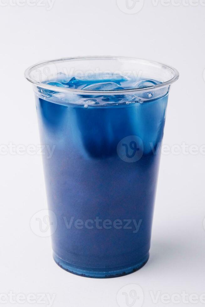 bleu italien un soda dans à emporter tasse isolé sur blanc Contexte photo