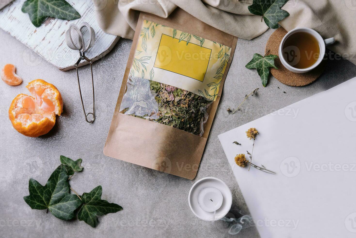 tasse de thé avec mandarines et thé emballage photo