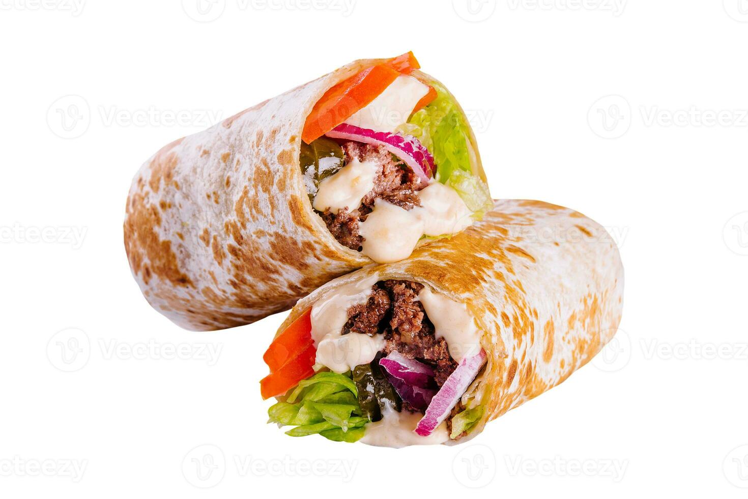 shawarma avec du boeuf et des légumes isolé sur blanc photo