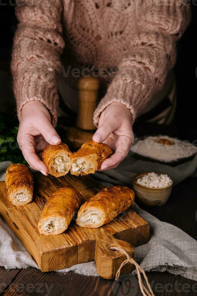 femme cuisine vertuta ou placinta avec chalet fromage photo