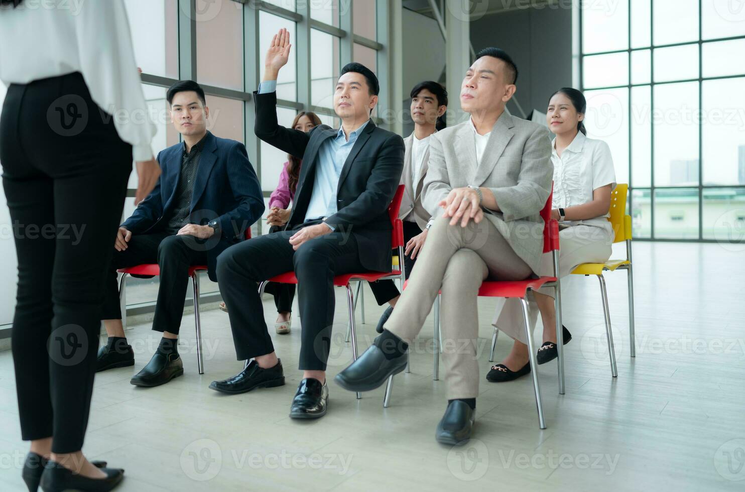 affaires gens ayant une réunion dans le Bureau discuter des plans et réussi équipe travail. photo