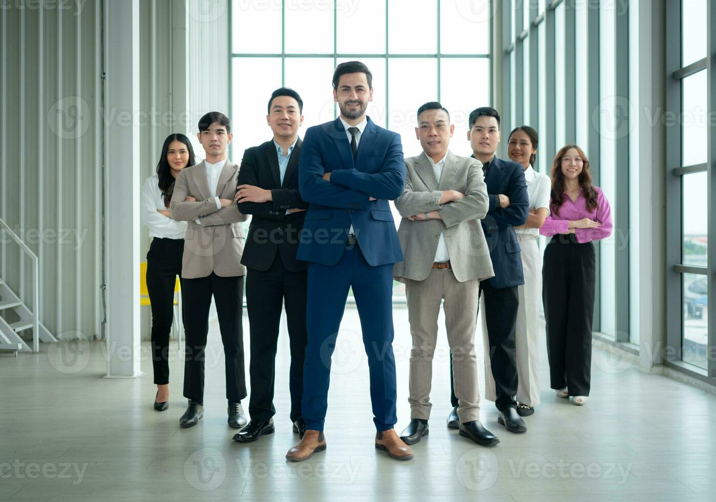 groupe de affaires gens permanent dans ligne dans conférence pièce utilisé pour réunion dans moderne Bureau photo