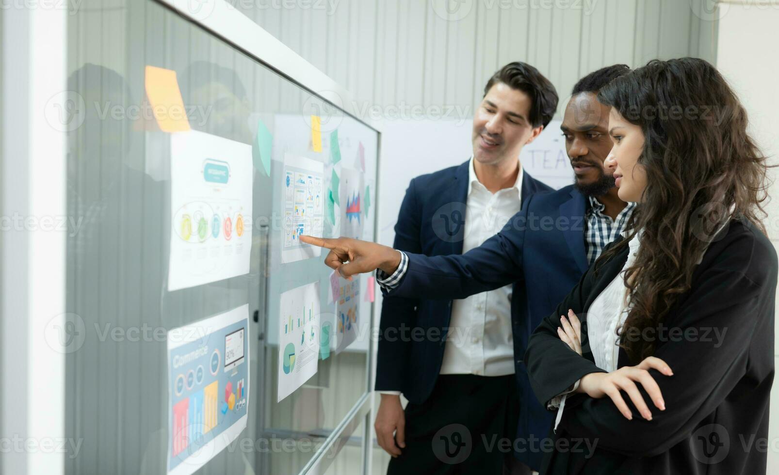 groupe de affaires gens discuter le graphiques et graphiques montrant le résultats de leur réussi travail en équipe photo