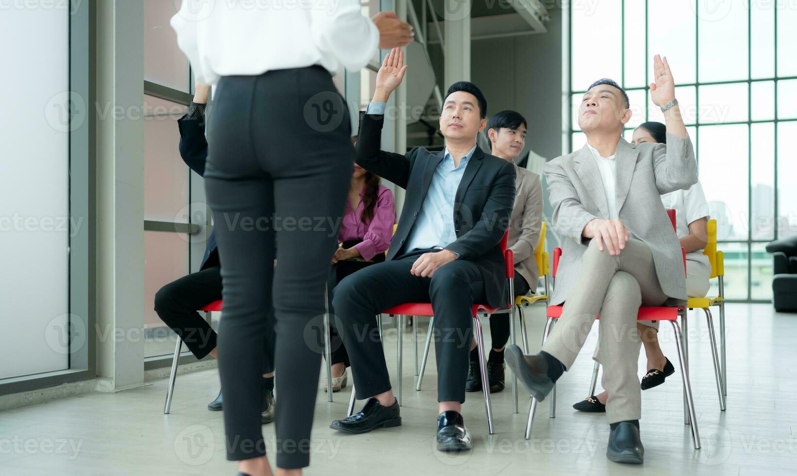 affaires gens ayant une réunion dans le Bureau discuter des plans et réussi équipe travail. photo