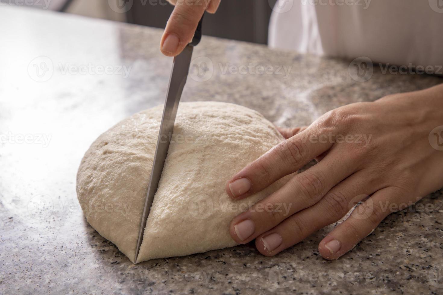 femme mains, coupe, pâte pizza, gros plan photo