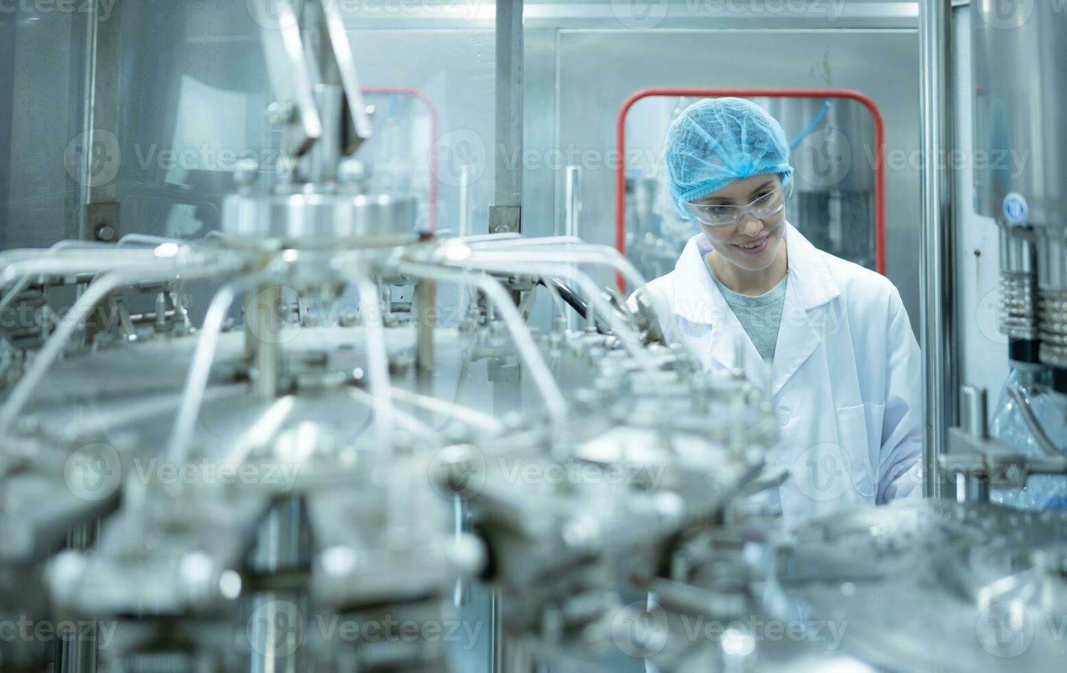 femelle qualité contrôle ouvrier inspecter l'eau bouteille sur production ligne dans en buvant l'eau usine photo