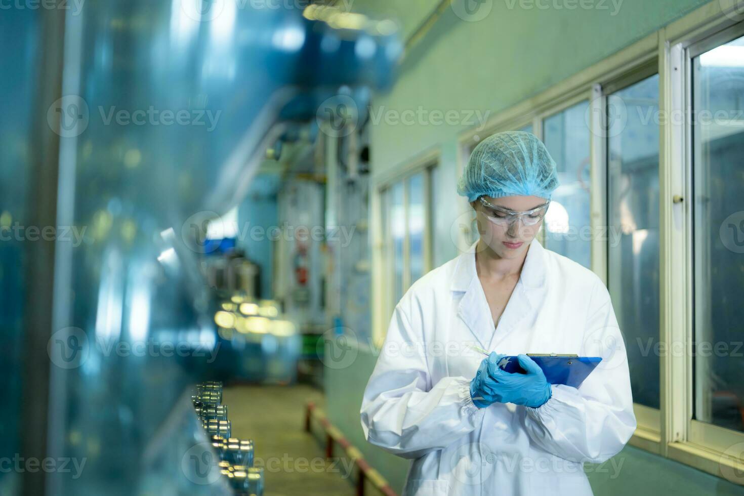 femelle chercheur porter en dehors scientifique recherche dans en buvant l'eau usine photo