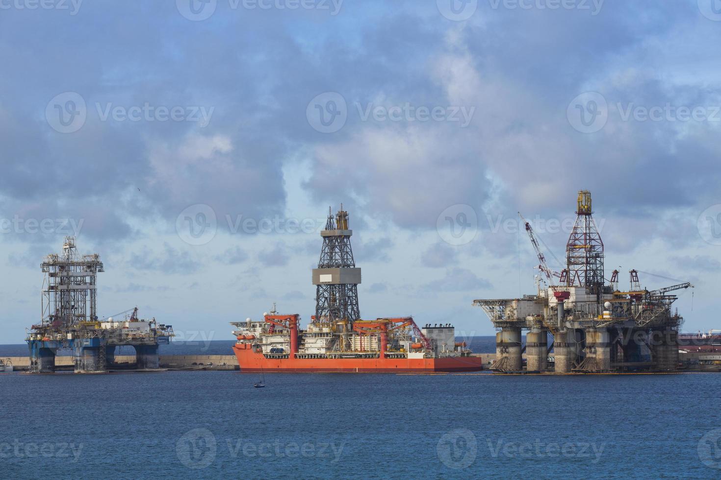 plate-forme de forage pétrolier à jour dans les îles canaries photo