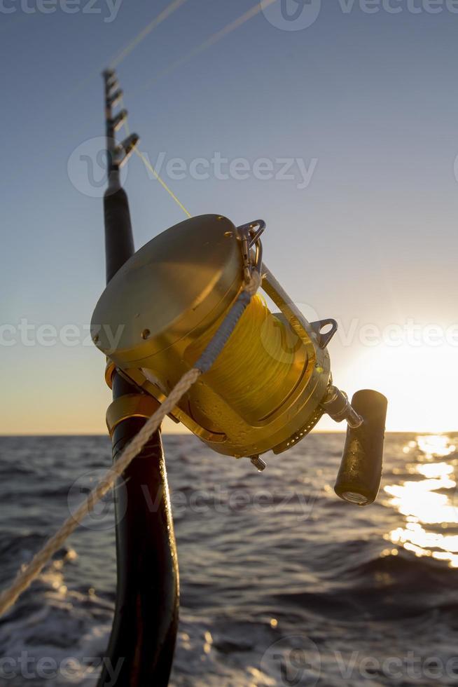 canne à pêche sur fond de coucher de soleil se bouchent photo