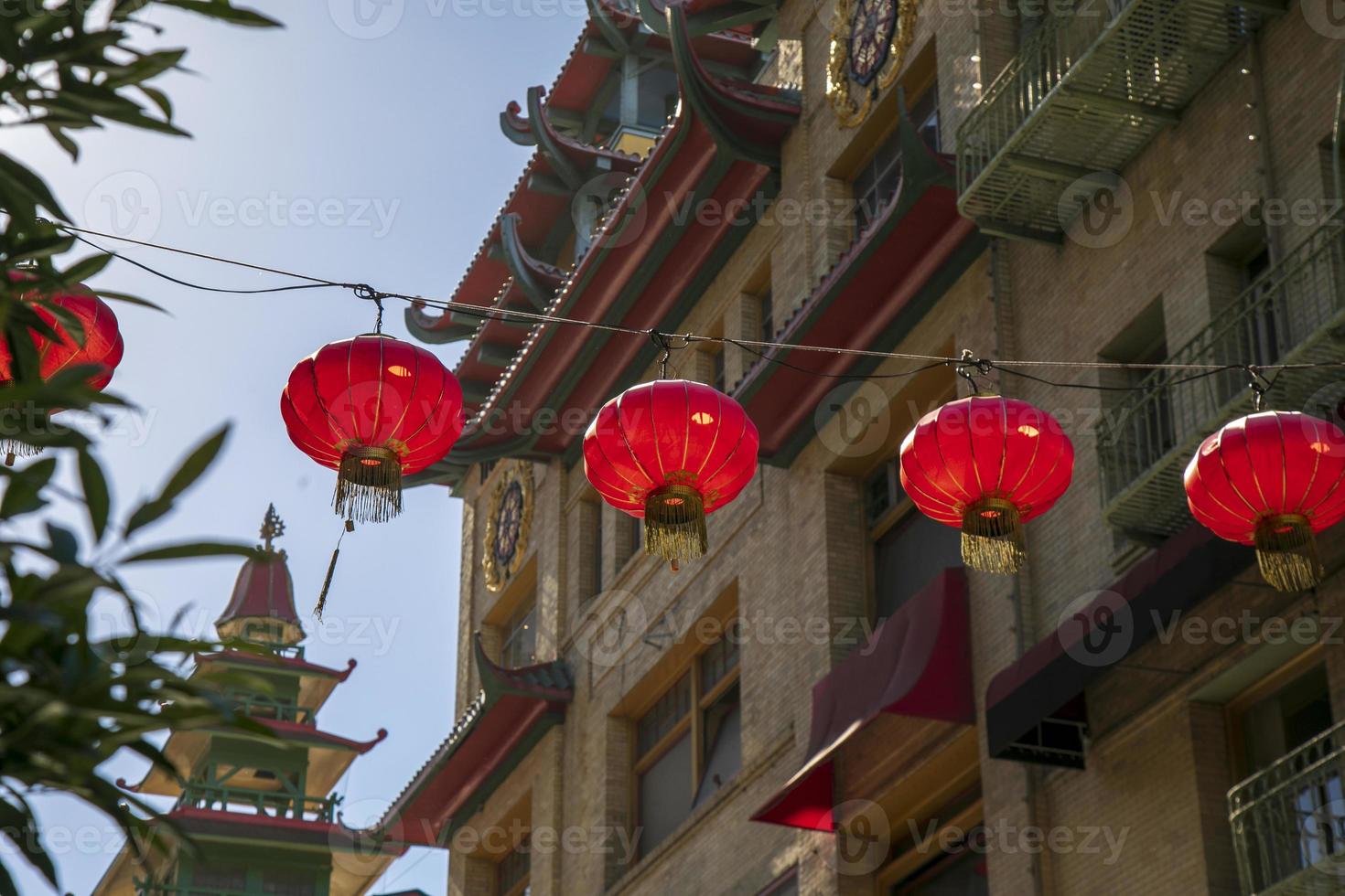 Lanternes suspendues rouges de décoration de rue de ville de la chine, san francisco photo