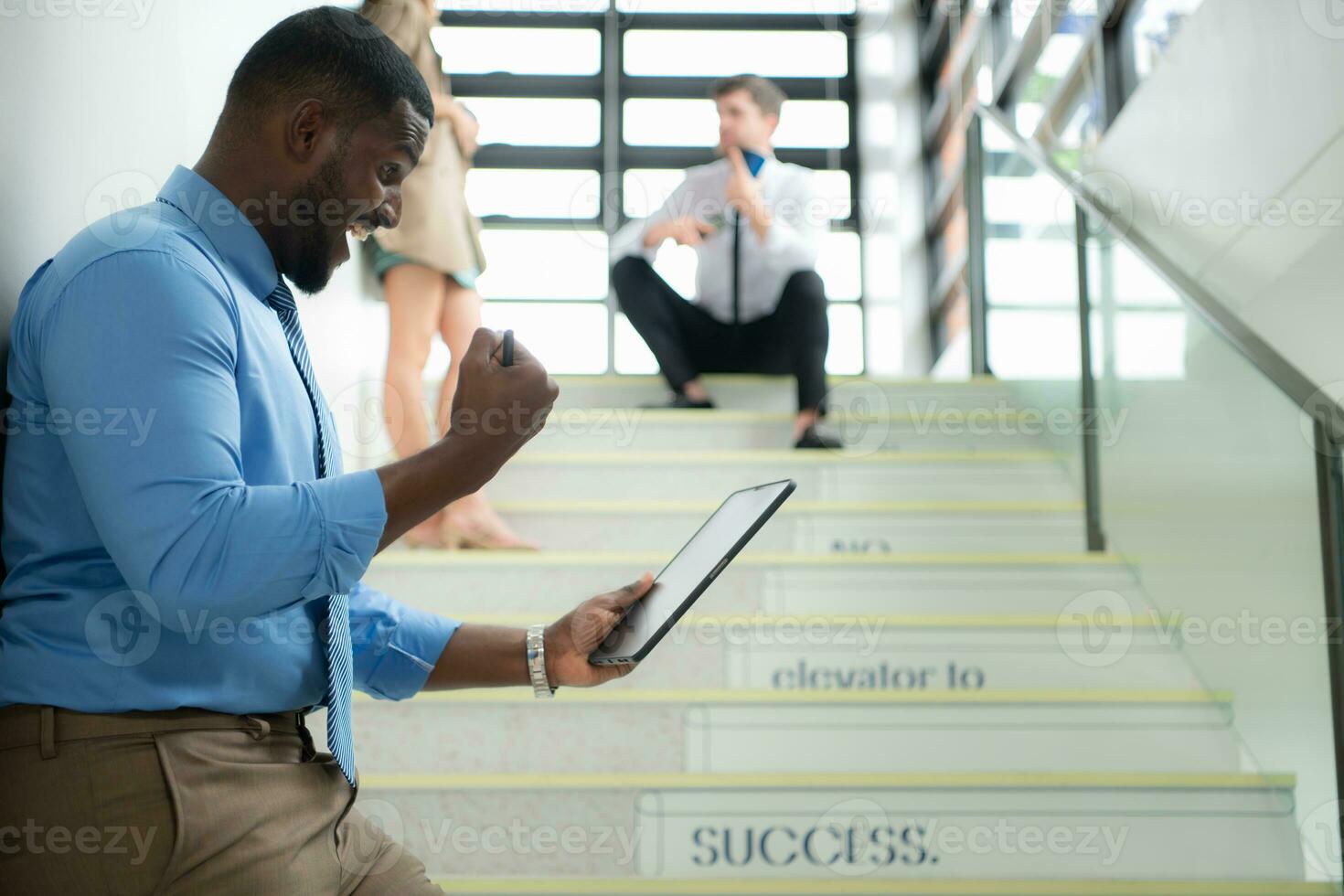 portrait de homme d'affaire en utilisant numérique tablette tandis que permanent sur escaliers dans Bureau bâtiment photo