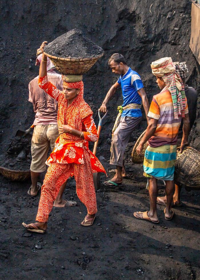 amen bazar, dhaka, bangladesh, 2021 - des gens qui travaillent dur photo